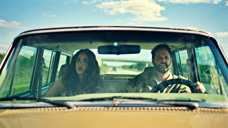 'Amores à Parte' tem traições, reviravoltas e desejo: Dakota Johnson e Adria Arjona estrelam comédia sarcástica sobre casamentos modernos, relações abertas e dilemas do amor contemporâneo