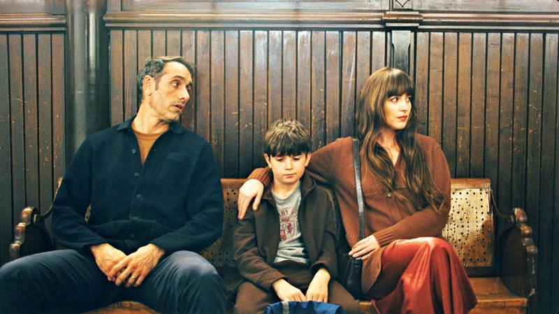 'Amores à Parte' tem traições, reviravoltas e desejo: Dakota Johnson e Adria Arjona estrelam comédia sarcástica sobre casamentos modernos, relações abertas e dilemas do amor contemporâneo