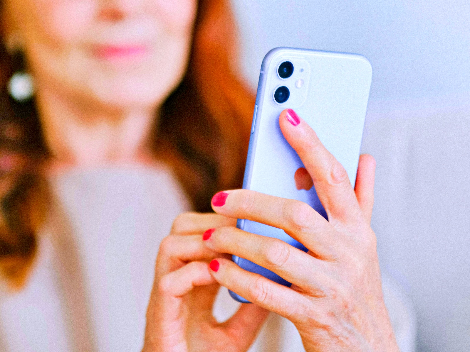 95% de brasileiros tentaram alertar idosos sobre comportamentos de risco ou golpes na internet