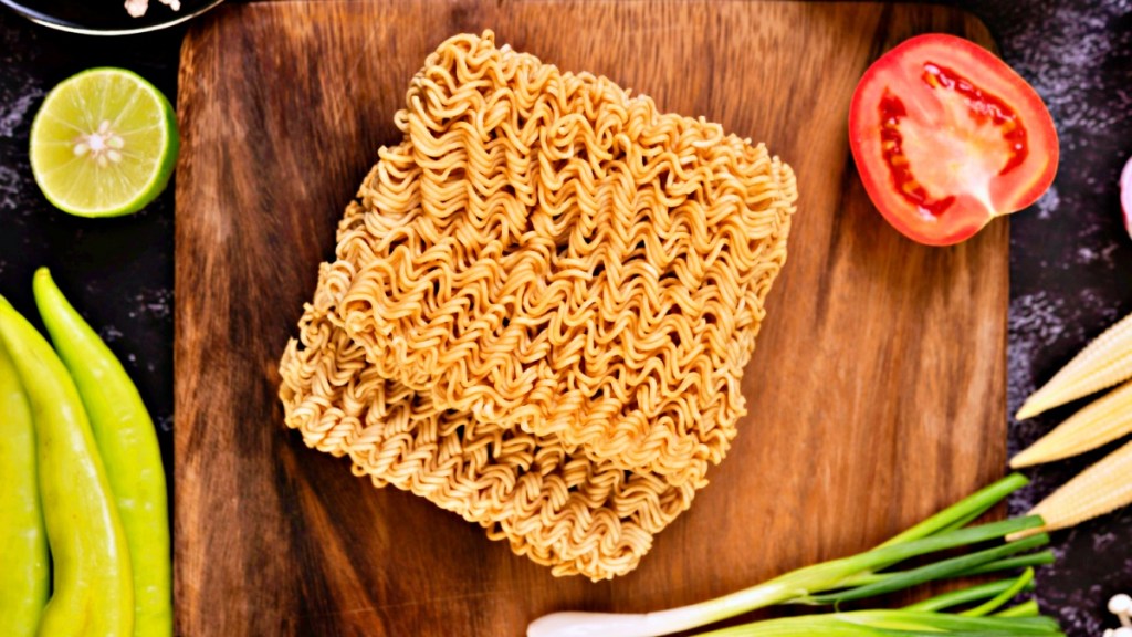 Como deixar o miojo mais saudável em 5 passos