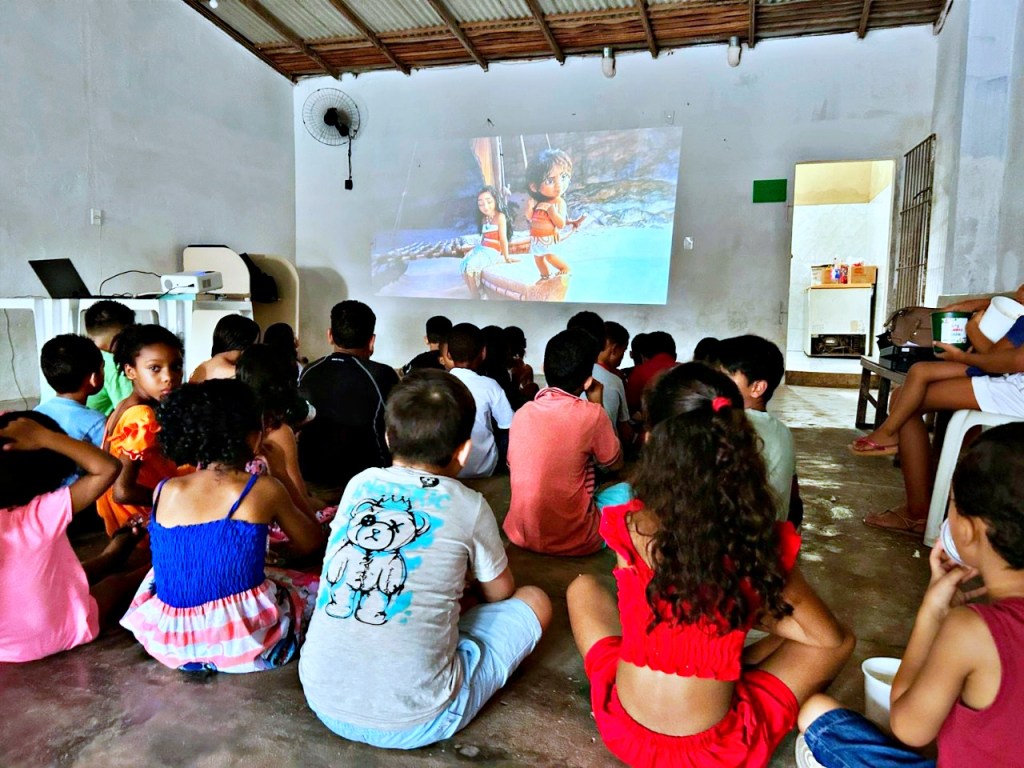Luz, câmera… amor! Tarde de cinema alegria e afeto encantam crianças no&nbsp;Coroadinho