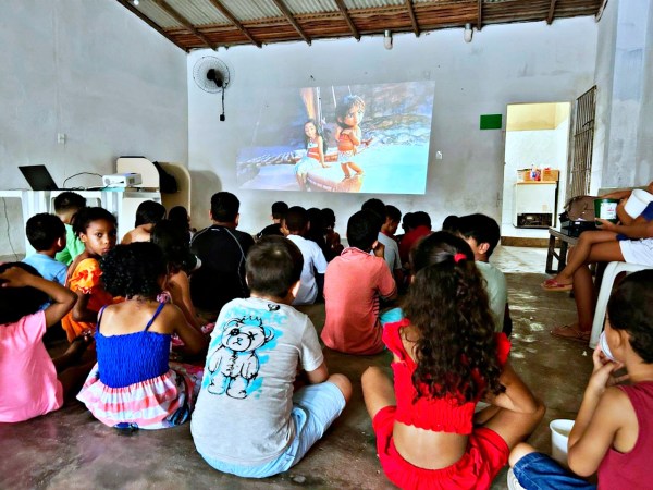 Luz, câmera… amor! Tarde de cinema alegria e afeto encantam crianças no&nbsp;Coroadinho