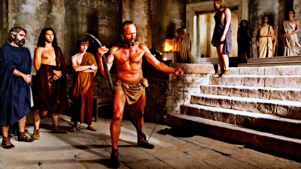 Irreconhecível, Ralph Fiennes é Odisseu em ‘O Retorno’