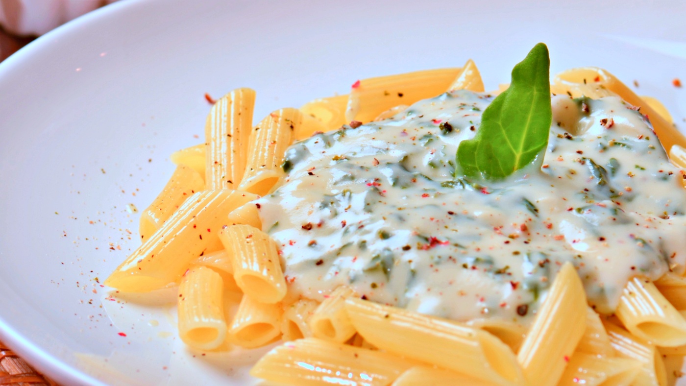Penne ao molho branco com espinafre: receita prática