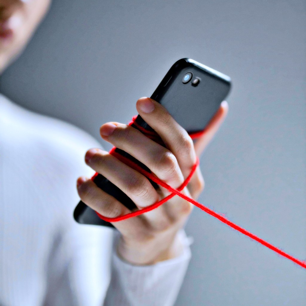 Brasileiros querem se desconectar, mas passam 9h/dia em frente às telas