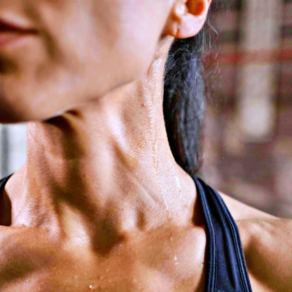 Transpirar não é emagrecer: entenda o que o suor realmente significa durante o exercício físico; especialista explica que o uso de roupas inadequadas, como sacos plásticos e casacos, pode provocar desidratação e colocar a saúde em risco durante a atividade física