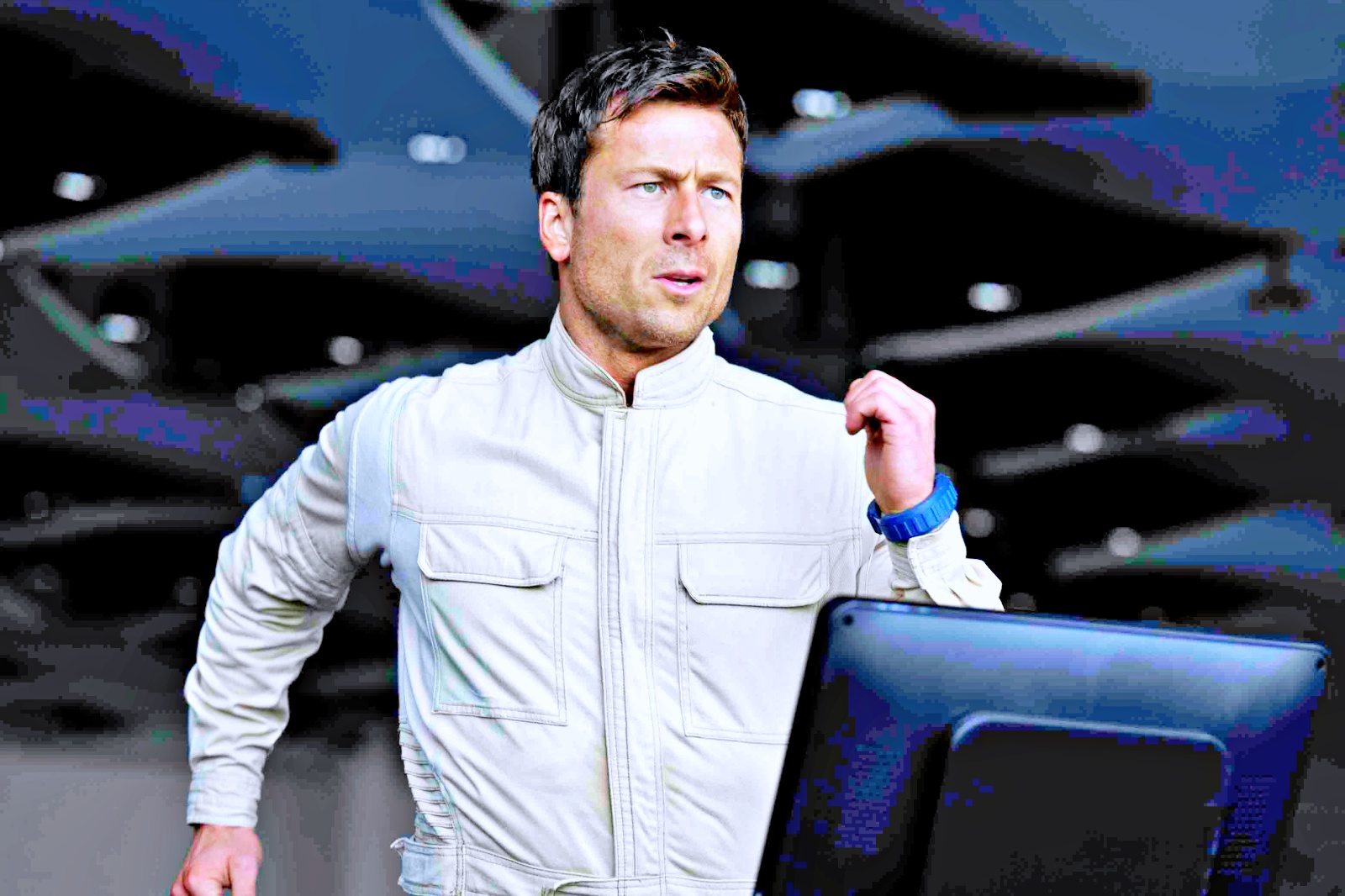 Glen Powell revela treinamento nos bastidores de 'O Sobrevivente' em novo vídeo: com direção de Edgar Wright, filme ganha nova data estreia e chega dia 20 de novembro nos cinemas do Brasil