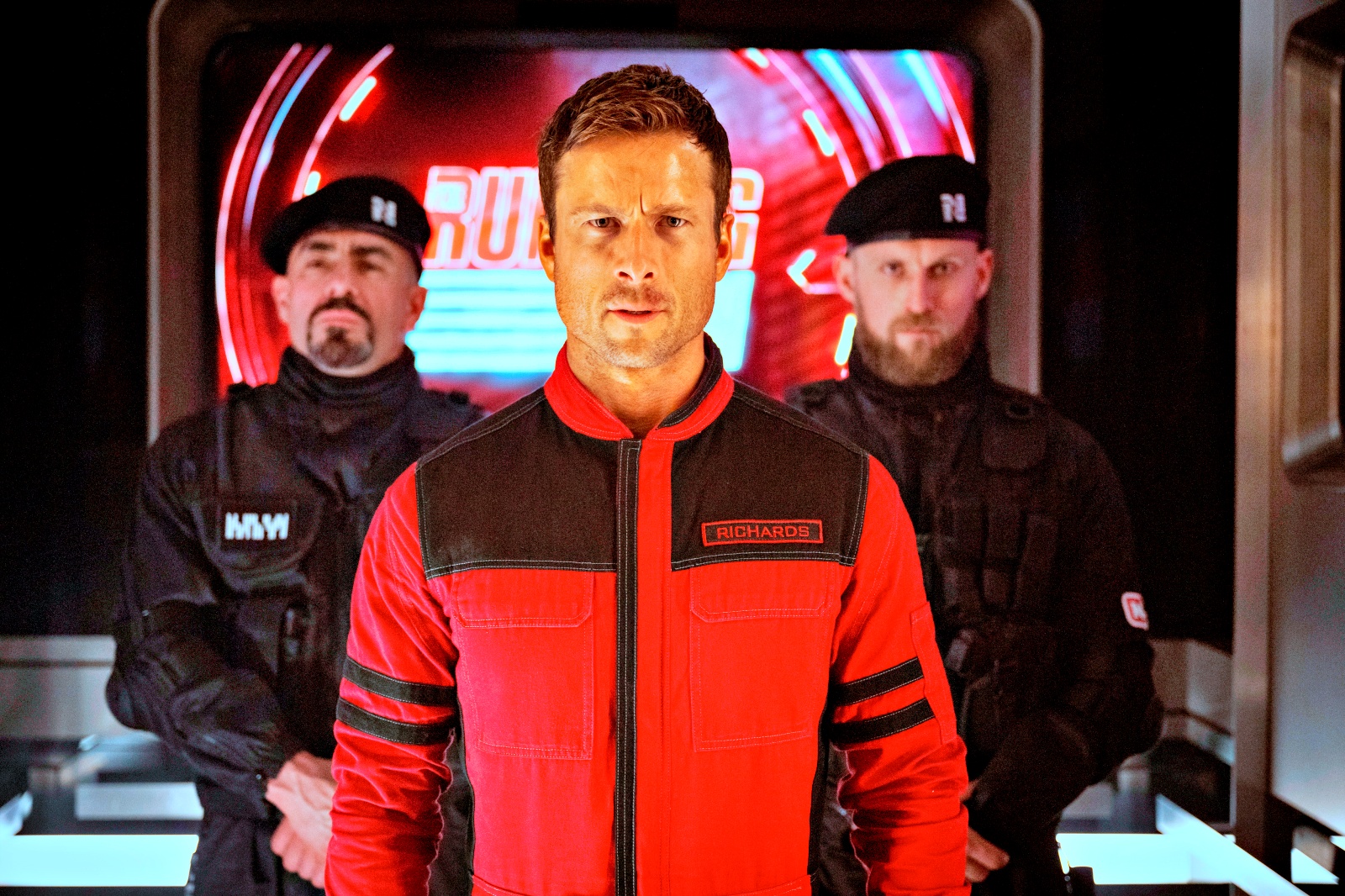 Glen Powell revela treinamento nos bastidores de 'O Sobrevivente' em novo vídeo: com direção de Edgar Wright, filme ganha nova data estreia e chega dia 20 de novembro nos cinemas do Brasil