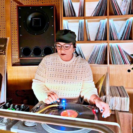 Noite de vinil e vinho, com Vanessa&nbsp;Serra