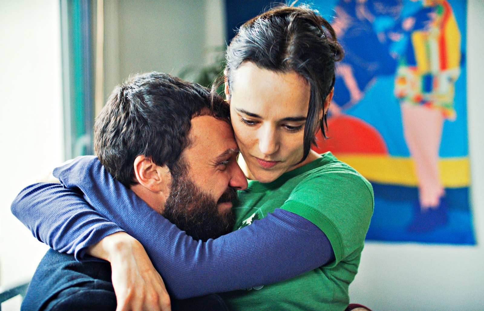 Dirigido por Lola Doilon, 'Uma Mulher Diferente' estreia nesta quinta-feira, 16 de outubro: romance francês é protagonizado por Jehnny Beth e Thibaut Evrard