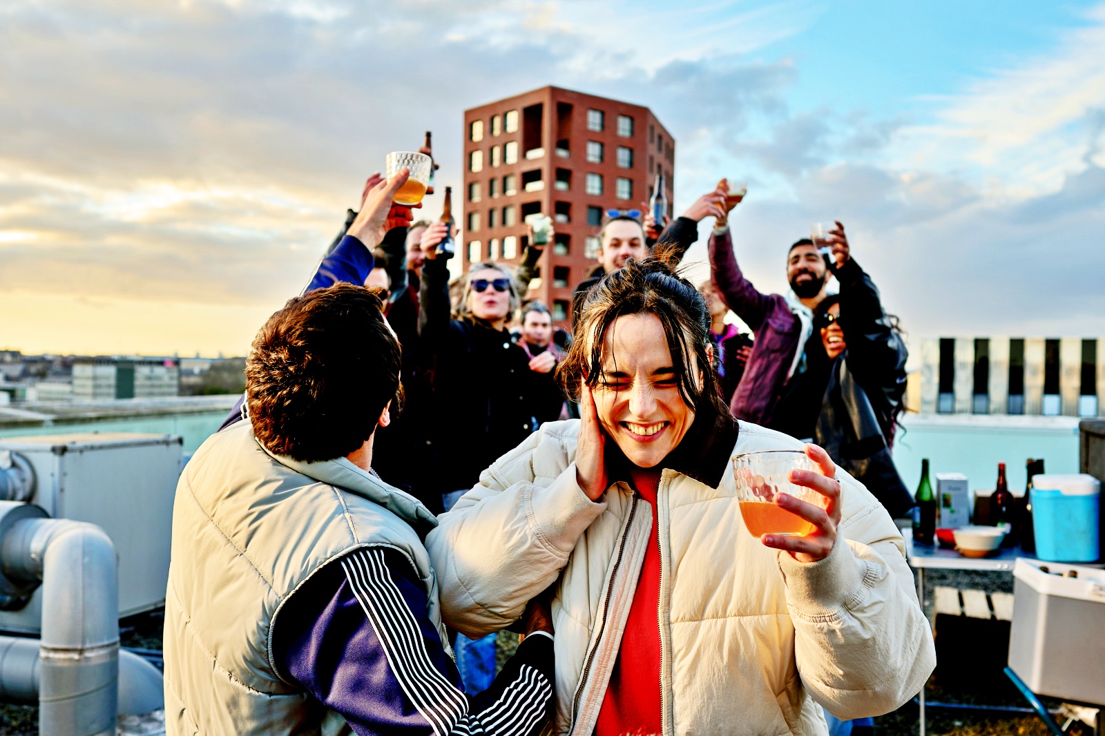 Dirigido por Lola Doilon, 'Uma Mulher Diferente' estreia nesta quinta-feira, 16 de outubro: romance francês é protagonizado por Jehnny Beth e Thibaut Evrard