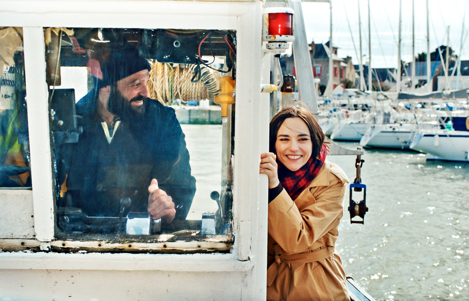 Dirigido por Lola Doilon, 'Uma Mulher Diferente' estreia nesta quinta-feira, 16 de outubro: romance francês é protagonizado por Jehnny Beth e Thibaut Evrard