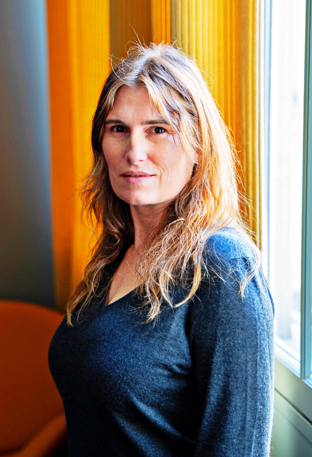 Dirigido por Lola Doilon, 'Uma Mulher Diferente' estreia nesta quinta-feira, 16 de outubro: romance francês é protagonizado por Jehnny Beth e Thibaut Evrard