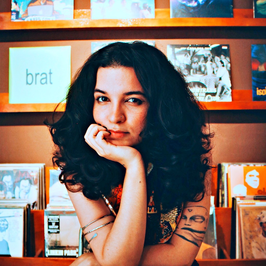 Rayslla estreia show solo celebrando vozes femininas da música