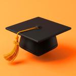 Um capelo de formatura preto com um tassel amarelo sobre um fundo laranja.