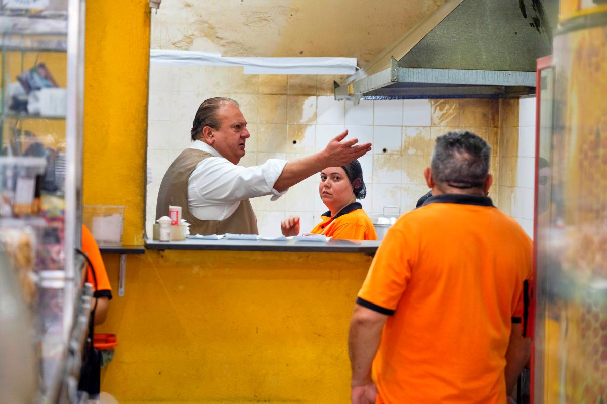 Jacquin fica indignado com a sujeira e a desordem da cozinha