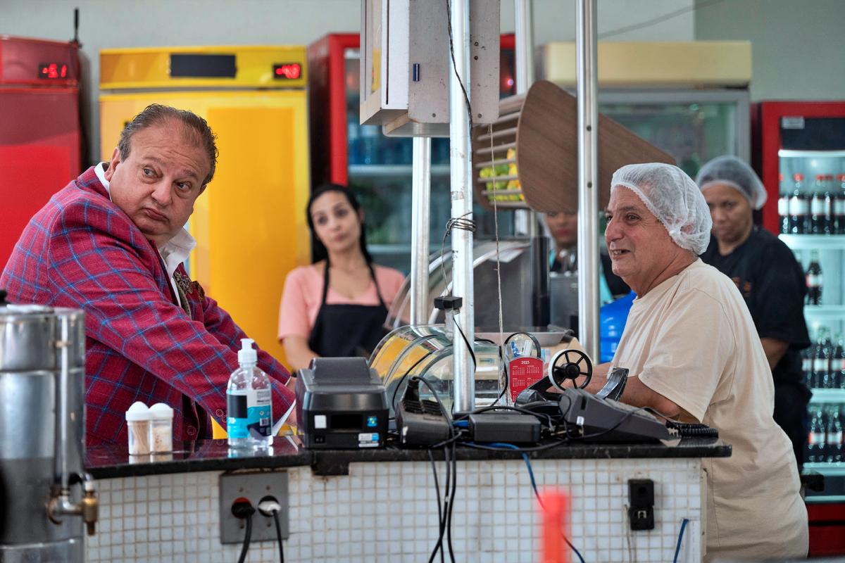 Erick Jacquin tenta encontrar soluções para tirar o Bar do César da crise
