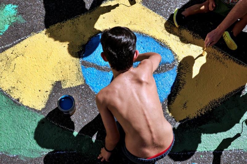 Moradores da quadra 415 norte, em Brasília, decoram a rua para a Copa do Mundo