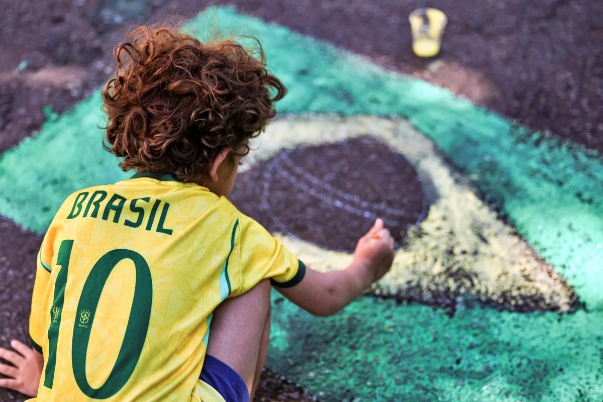 Moradores da quadra 415 norte, em Brasília, decoram a rua para a Copa do Mundo