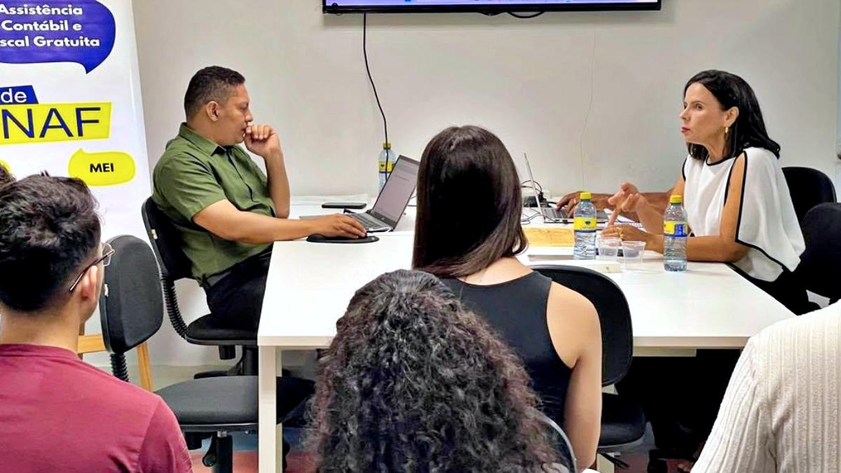 Alunos do NAF numa ação com professores e especialistas da área
