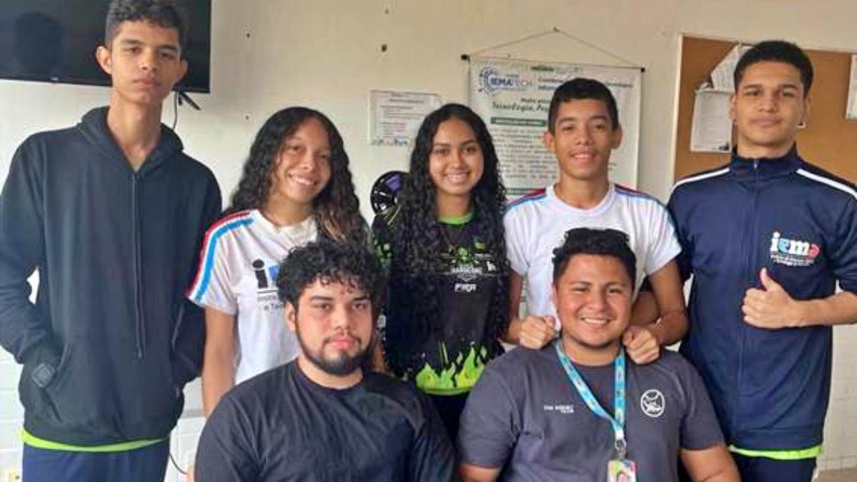 Equipe responsável pelo projeto ‘Atlas Escolar’, semifinalista do Solve for Tomorrow Brasil 2026