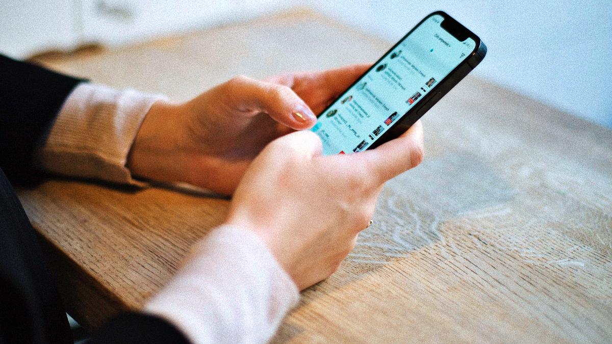 Como algoritmos escolhem o que você vê nas redes sociais